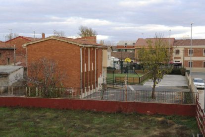 La parcela de la residencia y centro de día está situada entre la iglesia y la casa de cultura.