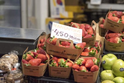 Los alimentos de primera necesidad no han dejado de sufrir subidas de precios. DAVID ARQUIMBAU SINTES