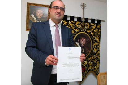 El mayordomo de la Hermandad de Jesús Nazareno de Ponferrada, Marco Antonio Morala, enseña el documento expedido por el Rey Felipe VI que concede el título de 'Real' a la cofradía