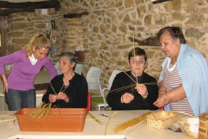 Eumenia Rodríguez y Dolores de Luis, de Torneros, enseñan a tejer el centeno en Villar del Monte.