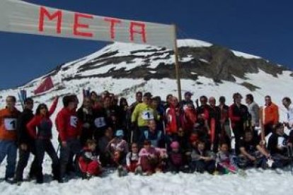 Un grupo de participantes en una prueba de esquí que ahora se recupera