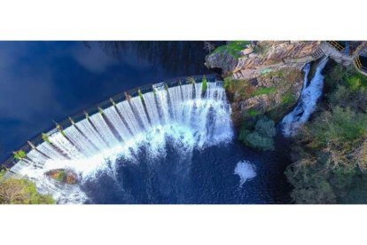 Vista aérea del salto del Pelgo de Toral de los Vados, un lugar ya de culto en la visita turística al Bierzo, usado para bañarse y fotografiarse. DL