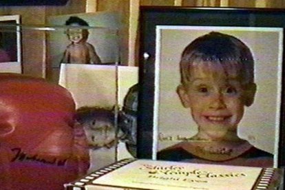 Una imagen del vídeo donde se descubre el armario secreto de Michael Jackson en el que escondía fotos de Macaulay Culkin y de pornografía infantil.