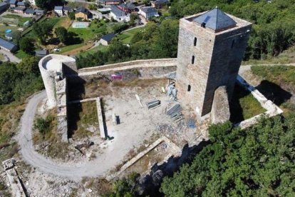 Vista aérea del Castillo de Balboa, con la Torre del Homenaje cubierta con tejado. DL