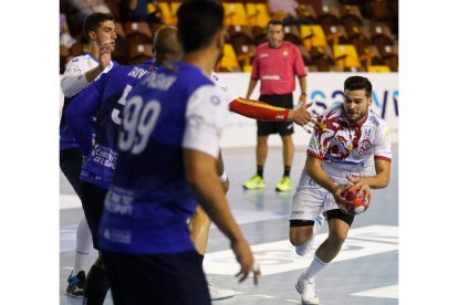 Natán en una acción de ataque frente al Benidorm. FERNANDO OTERO