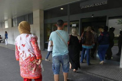 Una familia marroquí accede al servicio de urgencias de adultos en el Hospital.