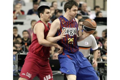 Lorbek defendido por Bjelica durante el partido.