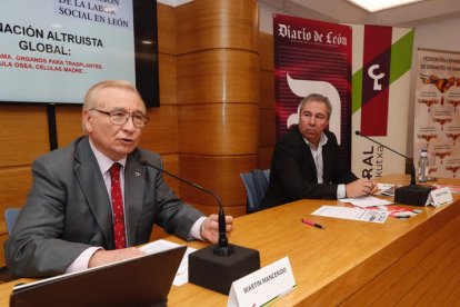 El presidente de los donantes de sangre, Martín Manceñido, y el director del Diario de León, Joaquín S. Torné, ayer. RAMIRO