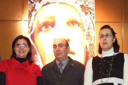 Luis Mantecón entre Piedad del Río y Carmen de la Torre delante del cartel.