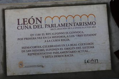 Placa colocada en la Plaza de las Cortes que conmemora el reconocimiento de la Unesco a León como cuna del parlamentarismo.