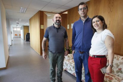 Jesús Mateos Merino, ordenanza; Rubén Pacheco Tejerina, estudiante de prácticas y Patricia Gómez Álvarez, administrativa en la Gerencia de Servicios Sociales. RAMIRO