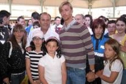 El jugador del Real Madrid «Guti» creó expectación entre jóvenes y mayores en la feria