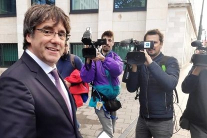 El expresidente de la Generalitat de Cataluña Carles Puigdemont, huido en Bélgica desde 2017 y perseguido en España por presuntos delitos de sedición y malversación en la causa del "procés", ha quedado este viernes en libertad sin fianza pero con condiciones, tras comparecer ante la Justicia belga. EFE/ Javier Albisu