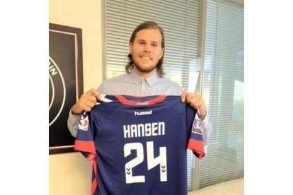 Hansen posa con la camiseta de su nuevo club.