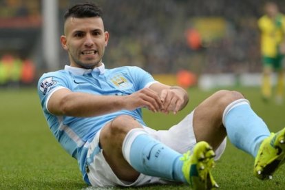 Sergio Agüero, del Manchester City, se lamenta tras perder un balón durante el partido contra el Norwich.