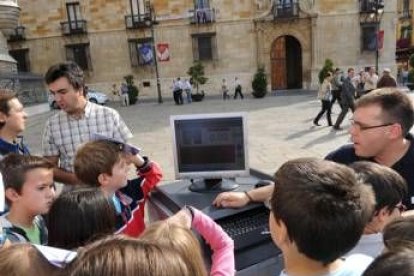 Los niños, atentos a la medición de gases en la atmósfera