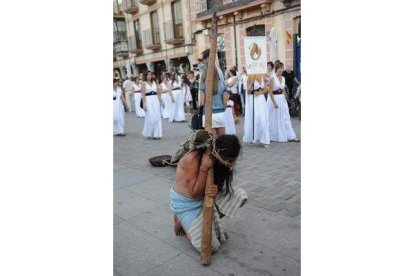 Un curioso personaje, mitad mendigo y mitad crucificado.