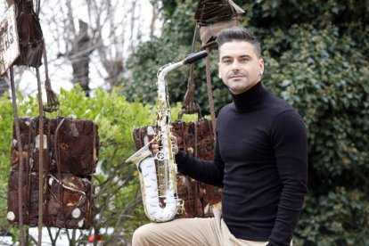 Luis Gutiérrez, Lugotti, ayer, en los jardines del Ateneo El Albéitar, presenta hoy su nuevo video y single digital ‘El Pueblo’. MARCIANO PÉREZ