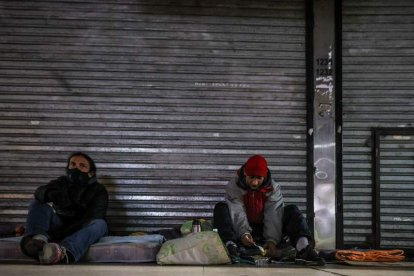 Dos personas en situación de calle en Madrid. JUAN IGNACIO RONCORONI