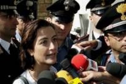 Simona Pari rodeada de periodistas en su casa en Romini