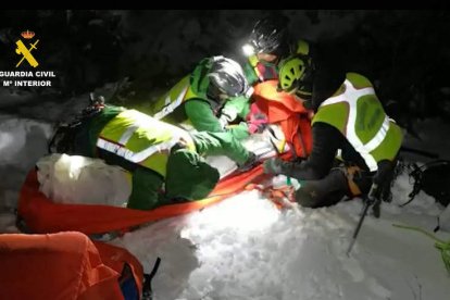 Momento en el que el hombre fue evacuado. GUARDIA CIVIL