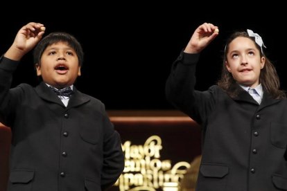 Los niños de San Ildefonso Nerea y Daniel muestran las bolas con el primer cuarto premio que ha recaido en el número 59.444.