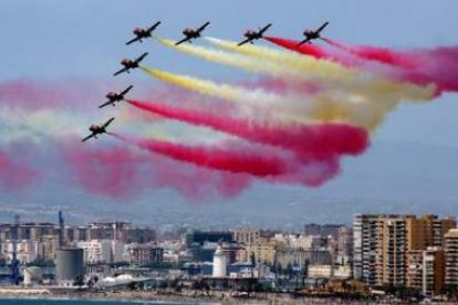 Los aviones que forman la patrulla Águila dibujan la bandera de España.