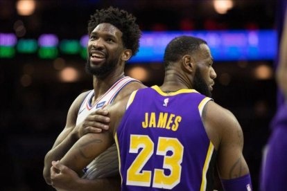 Lebron James, la gran figura de la NBA, junto a Joel Embiid, uno de las estrellas emergentes con la que estará en Charlotte.