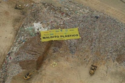 Acción reivindicativa de Greenpeace contra el uso de plásticos, en el macrovertedero de Valdemingómez de Madrid.