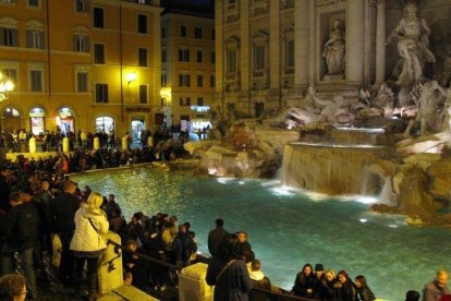 Numerosos turistas ante la Fontana di Trevi, en Roma.