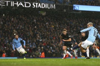 Agüero marca el quinto del City ante el Burnley de penalti.