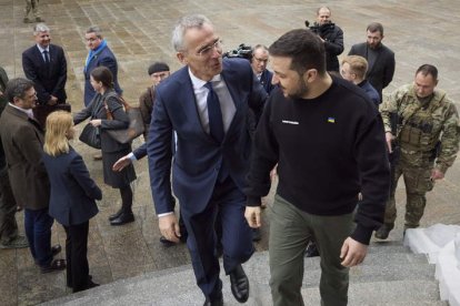 Jens Stoltenberg y Volodymyr Zelensky, ayer, en Kiev. UKRAINE PRESIDENTIAL PRESS