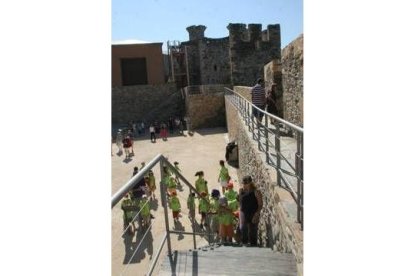 Unos escolares visitan el castillo después de la restauración