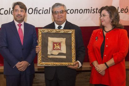 Fernando García Llamas, José Ignacio Bethencourt y Nuria González Rabanal. F, OTERO PERANDONES