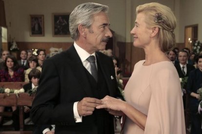 Imanol Arias y Ana Duato, en la escena de la boda de la serie 'Cuéntame'.