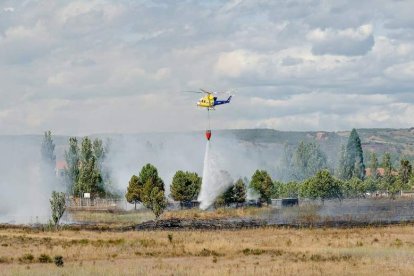 Un helicóptero trabaja en el incendio de Mansilla del Esla. A.C.