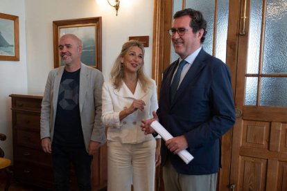 Yolanda Díaz entre Unai Sordo y Antonio Garamendi. PEDRO PUENTE HOYOS