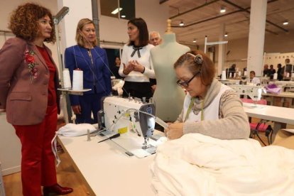 La alcaldesa Gloria Fernández Merayo, la consejera Pilar del Olmo y la empresaria Silvia Fernández, ayer junto a una trabajadora. LDM