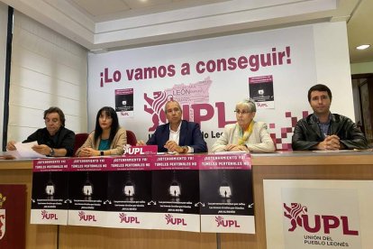 Los leonesistas Santos, Fernández Caurel, Valdeón, Velilla y Rodríguez Brasas en la rueda de prensa. DL