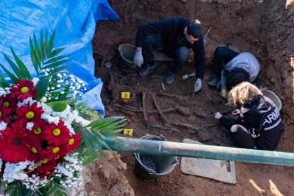 Los familiares llevaron flores a la fosa de Villadangos y quieren poner una placa. ÓSCAR  RODRÍGUEZ-ARMH