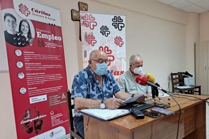 Francisco Turrado y José Antonio Prada, ayer en la sede de Cáritas en Ponferrada. DL