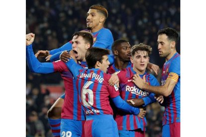 Los jugadores del Barça celebran el tercer gol del equipo, que sirvió para derrotar al Elche. Q. GARCÍA