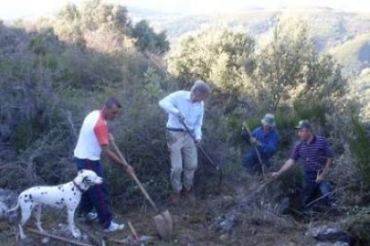 Carballo y miembros del PRB, en la sierra de La Lastra.