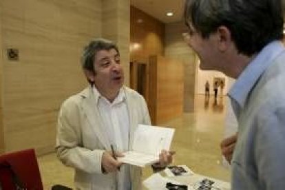 Ovidio Lucio Blanco firma un ejemplar de su libro, ayer en la Obra Cultural de Caja España