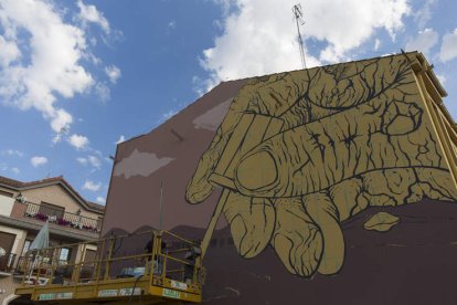 Uno de los murales que ya ha empezado a coger forma en una fachada bañezana. FERNANDO OTERO