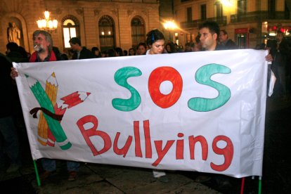 Manifestación en protesta por agresiones sufridas por profesores en otra provincia. TONI GARRIGA / EFE