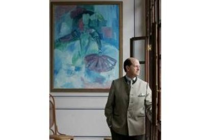 Manuel Gullón posa en la casa de Astorga en la que la fundación tiene su actual sede