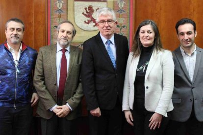 El rector saliente, con los representantes de las escuelas. DL