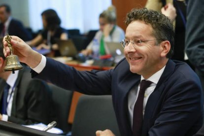 El presidente del Eurogrupo Dijsselbloem da inicio a la sesión celebrada en Bruselas. OLIVIER HOSLET