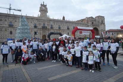 Grupo de corredores al inicio de la carrera en la Plaza de San Marcos.